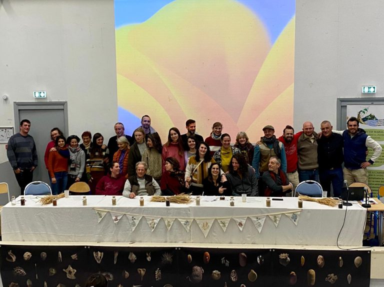 Photo de groupe des personnes investies dans l'organisation des rencontres internationales des semences paysannes présentes à l'AG du 25 janvier 2025 de la MSPM