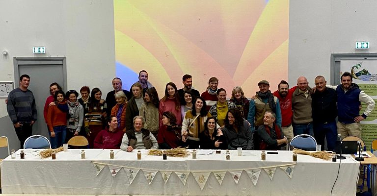 Photo de groupe des personnes investies dans l'organisation des rencontres internationales des semences paysannes présentes à l'AG du 25 janvier 2025 de la MSPM